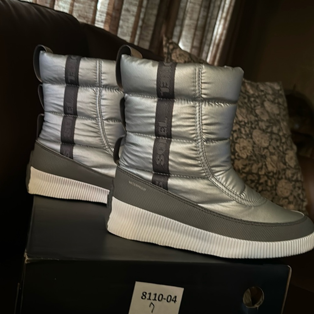 Sorel Out N About Puffy Mid Waterproof Rainboots. Silver SZ 7. NIB